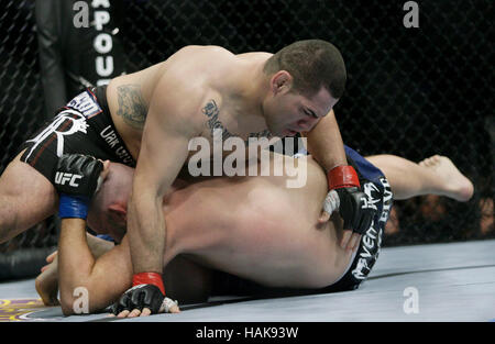 Cain Velasquez, Top, kämpft Ben Rothwell bei UFC 104 im Staples Center in Los Angeles, Kalifornien, am 24. Oktober 2009. Foto von Francis Specker Stockfoto