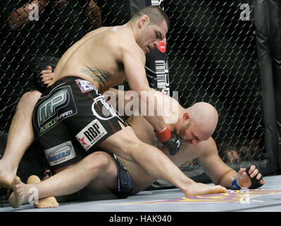 Cain Velasquez, Top, kämpft Ben Rothwell bei UFC 104 im Staples Center in Los Angeles, Kalifornien, am 24. Oktober 2009. Foto von Francis Specker Stockfoto