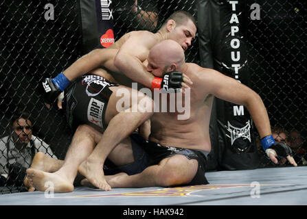 Cain Velasquez, Top, kämpft Ben Rothwell bei UFC 104 im Staples Center in Los Angeles, Kalifornien, am 24. Oktober 2009. Foto von Francis Specker Stockfoto