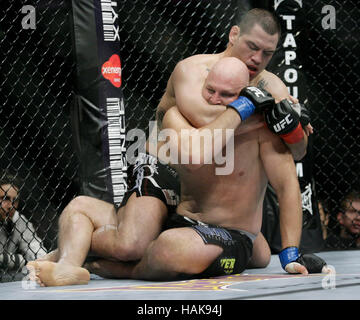 Cain Velasquez, Top, kämpft Ben Rothwell bei UFC 104 im Staples Center in Los Angeles, Kalifornien, am 24. Oktober 2009. Foto von Francis Specker Stockfoto