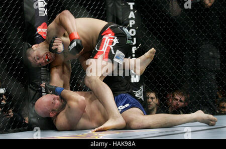 Cain Velasquez, Top, kämpft Ben Rothwell bei UFC 104 im Staples Center in Los Angeles, Kalifornien, am 24. Oktober 2009. Francis Specker Stockfoto