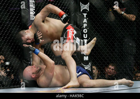 Cain Velasquez, Top, kämpft Ben Rothwell bei UFC 104 im Staples Center in Los Angeles, Kalifornien, am 24. Oktober 2009. Francis Specker Stockfoto