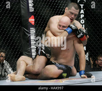 Cain Velasquez, Top, kämpft Ben Rothwell bei UFC 104 im Staples Center in Los Angeles, Kalifornien, am 24. Oktober 2009. Francis Specker Stockfoto