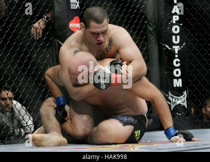 Cain Velasquez, Top, kämpft Ben Rothwell bei UFC 104 im Staples Center in Los Angeles, Kalifornien, am 24. Oktober 2009. Francis Specker Stockfoto