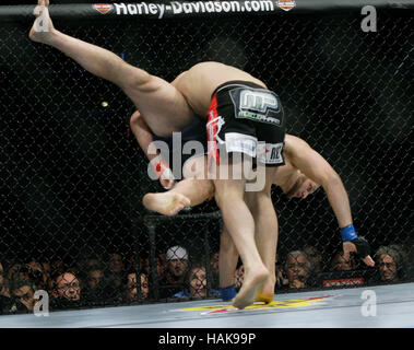 Cain Velasquez, Top, kämpft Ben Rothwell bei UFC 104 im Staples Center in Los Angeles, Kalifornien, am 24. Oktober 2009. Francis Specker Stockfoto