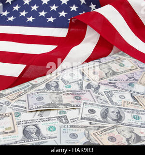 Amerikanische Flagge auf den sortierten Banknoten Stockfoto