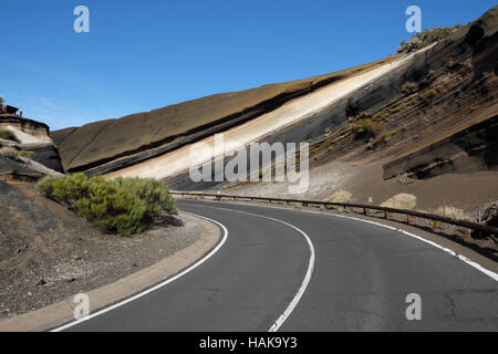 leere Straße in Berglandschaft - Berg Negrita, Pico del Teide, Teneriffas Wahrzeichen Stockfoto