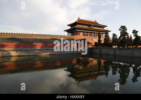 Das Tor der göttlichen Fähigkeiten spiegeln sich in den Palast Graben (Tongzi He), die der verbotenen Stadt in Peking umgibt Stockfoto
