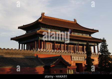 Das Tor der göttlichen Fähigkeiten spiegeln sich in den Palast Graben (Tongzi He), die der verbotenen Stadt in Peking umgibt Stockfoto