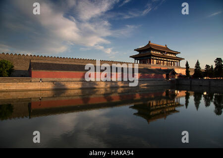 Das Tor der göttlichen Fähigkeiten spiegeln sich in den Palast Graben (Tongzi He), die der verbotenen Stadt in Peking umgibt Stockfoto