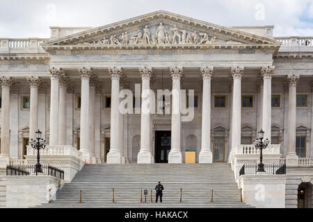 Washington, DC - ein Polizist bewacht den Eingang zum Senat Flügel an das US-Kapitol. Stockfoto