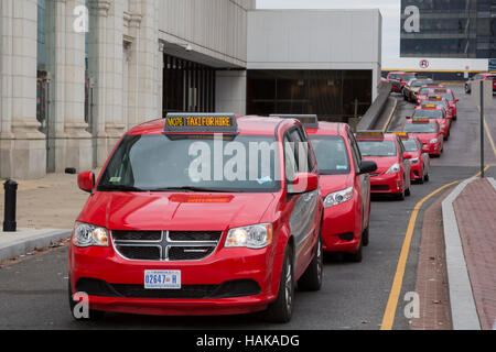 Washington, DC - Taxis warten auf Tarife an der Union Station aufgereiht. Stockfoto