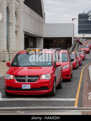 Washington, DC - Taxis warten auf Tarife an der Union Station aufgereiht. Stockfoto