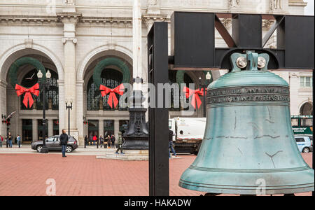 Washington, DC - The Freedom Bell, eine Nachbildung der Freiheitsglocke, vor der Union Station. Die Glocke wurde von der American Legion gespendet. Stockfoto