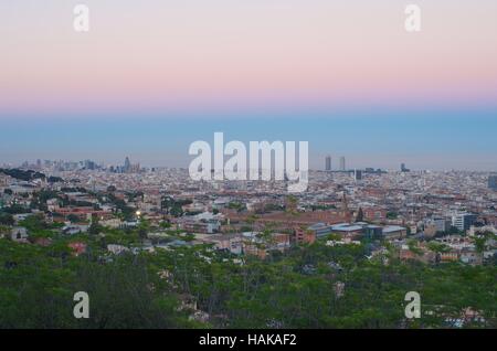 Blick über Barcelona in der Dämmerung Stockfoto