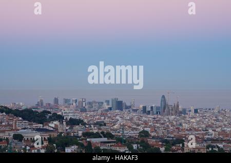 Blick über Barcelona in der Dämmerung Stockfoto