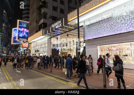 Hong Kong voll Street Einkaufsviertel in der Nacht Stockfoto