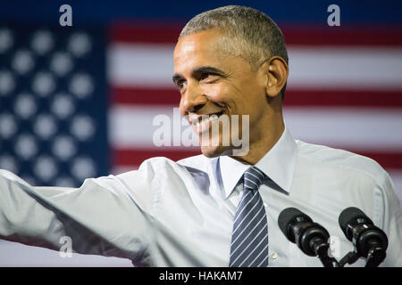 Barack Obama, Präsident der Vereinigten Staaten. Lächelnd mit seinem rechten Arm in Richtung der Masse erweitert. Stockfoto