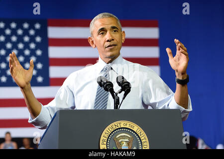 Barack Obama, Präsident der Vereinigten Staaten. Arme öffnen Geste um einen Punkt zu betonen. Stockfoto