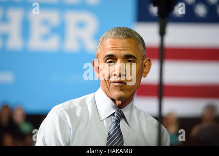 Barack Obama, Präsident der Vereinigten Staaten. Nicht gleichgültig Ausdruck sitzend auf der Bühne bei einer Kundgebung von Hillary Clinton. Stockfoto