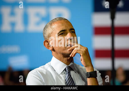 Barack Obama, Präsident der Vereinigten Staaten. Zuhören, Hillary Clinton beim Sitzen auf der Bühne. Stockfoto