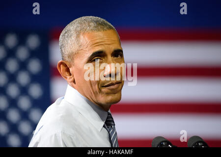 Barack Obama, Präsident der Vereinigten Staaten. Debonair Pause während Wahlkampfrede für Hillary Clinton. Stockfoto