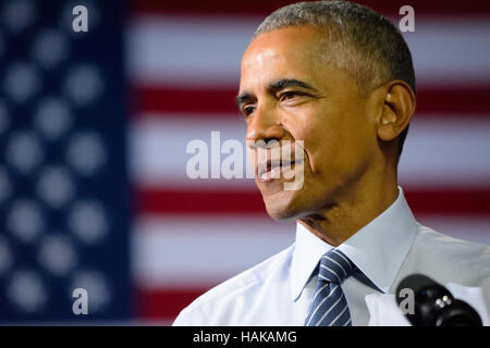 Barack Obama, Präsident der Vereinigten Staaten. Auf der Suche nach rechts gegen die amerikanische Flagge. Stockfoto