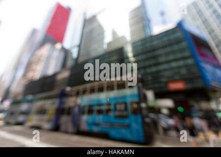 Verschwommene Autofahrten in Central Business District von Hong Kong - unscharf gestellt Stockfoto