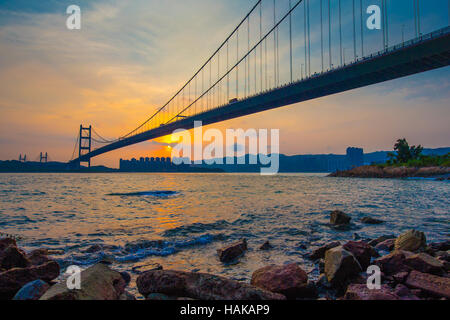 Tsing Ma Brücke von Hongkong bei Sonnenuntergang Stockfoto