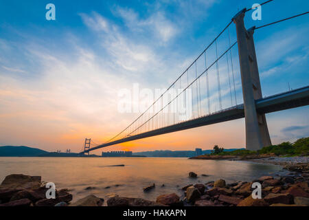 Tsing Ma Brücke von Hongkong bei Sonnenuntergang Stockfoto