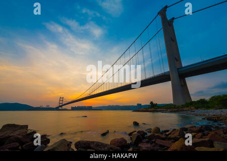 Tsing Ma Brücke von Hongkong in der Dämmerung Stockfoto