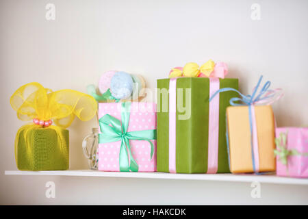 Nahaufnahme der bunte Geschenke Box im Regal. Urlaub-Dekor Stockfoto