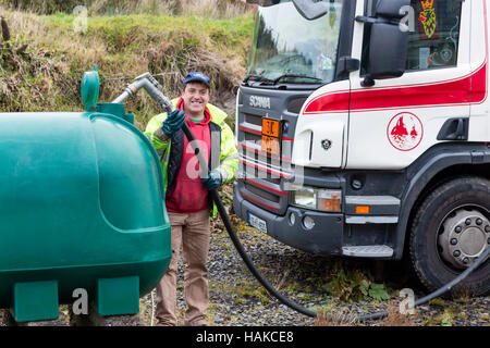 Haushalts-Heizöl tank gefüllt von Tanker-LKW Fahrer, Irland Stockfoto