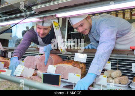 Metzger Lehre jung wie Fleisch zu verkaufen Stockfoto