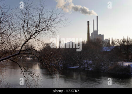 Blick vom Kraftwerk und Ihme Zentrum in Hannover. An der Vorderseite der Leine. Niedersachsen, Deutschland. Stockfoto