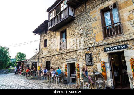 Santillana del Mar, Spanien - 8 August, 2016: Terrasse Bar Restaurant in der mittelalterlichen Stadt Santillana del Mar in Kantabrien, Spanien Stockfoto