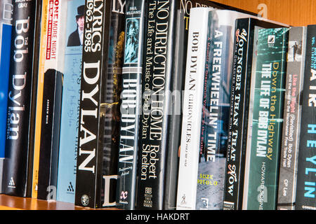 Buch Bücher über Bob Dylan Zurückstellen der amerikanischen folk, Rock-Sängerin. Taschenbücher und Hardcover. Stockfoto