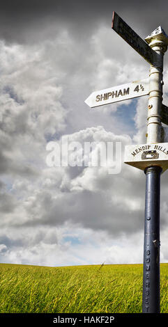 Alten Wegweiser mit stürmischen Himmel und Wiese auf dem Lande in Sommerset, England Stockfoto