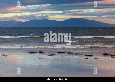 Blick vom Strand in Ventry Harbour, Halbinsel Dingle, County Kerry, Irland Stockfoto