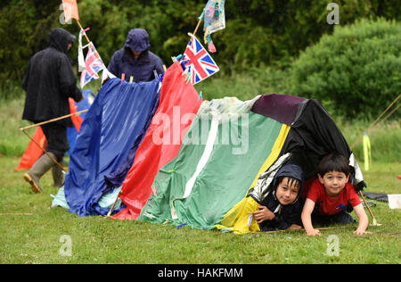 Kinder camping in hausgemachten Zelt auf einem nassen Regensommer Namenstag Uk Stockfoto