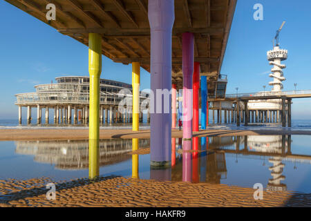 Deaktivieren Sie Reflexionen von Scheveningen Pier an einem frostigen Morgen mit strahlend blauen Himmel, den Haag, Zuid-Holland, Niederlande. Stockfoto