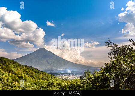 Anzeigen von Agua Vulkan außerhalb spanische Kolonialstadt & UNESCO-Weltkulturerbe von Antigua in panchoy Tal, Guatemala, Mittelamerika Stockfoto