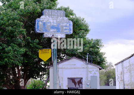 Eine alte ICE-Zeichen werden zusammen mit dem Gebäude in Tucumcari, New Mexico entlang der Route 66 aufgegeben. Stockfoto