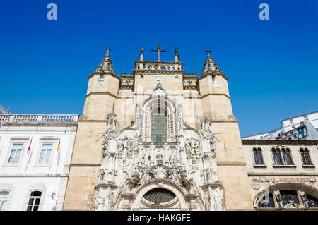 Mittelalterliche Kirche von Santiago in Coimbra, Centro Region, Portugal. Stockfoto