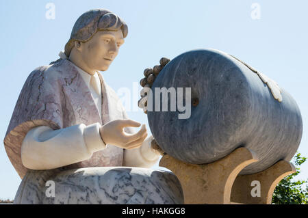 Peniche, Portugal 19. Juli 2016: Lace making Statue Detail. Stockfoto