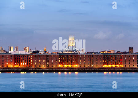 Liverpool Hafen-Skyline mit Albert Dock, Warehäuser und Anglecan Kathedrale, UK. Stockfoto