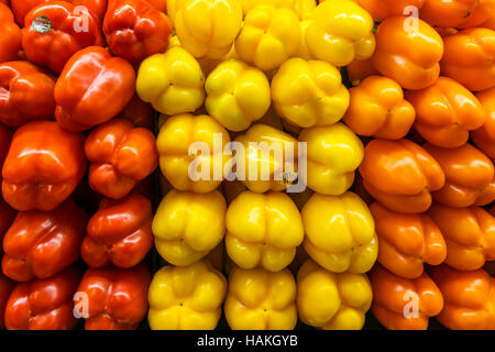 Gestapelt, rot, orange und gelbe Paprika. Stockfoto