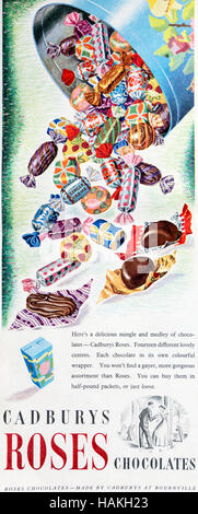 Ein 1950er Jahre Magazin Werbung Werbung Cadbury es Rosen Pralinen. Stockfoto