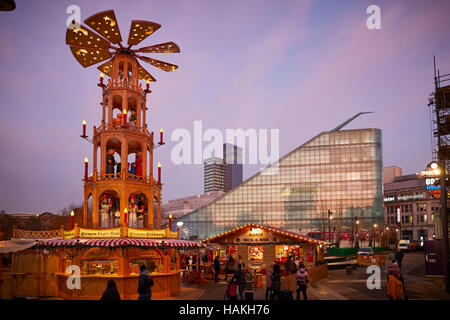 Manchester Stände Fußball Museum Sonnenuntergang deutschen Märkten Weihnachtsnacht Abenddämmerung Dawn Weihnachten Stockfoto