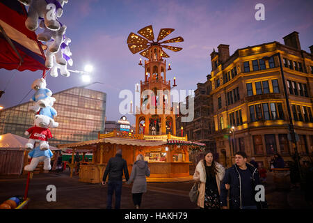 Manchester Stände Fußball Museum Sonnenuntergang deutschen Märkten Weihnachtsnacht Abenddämmerung Dawn Weihnachten festlich Winterfestival christlichen Feiertage glücklich Occasion Stockfoto